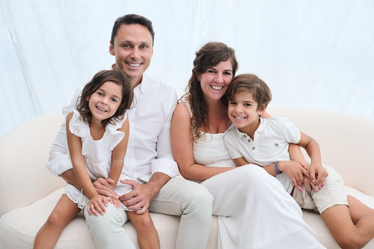 Sesion_Familia_Jugando_Alegre