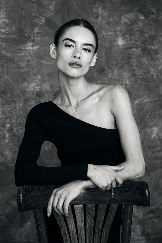 Modelo sentada en silla durante sesión en blanco y negro en Madrid.