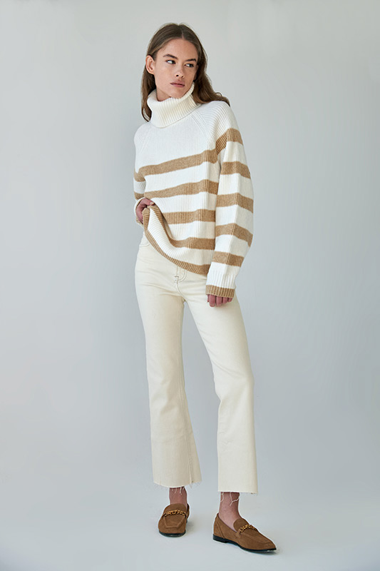 Modelo de pie con look casual en estudio fotográfico en Madrid.