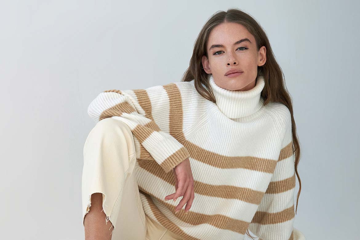 Modelo con jersey de rayas posando en estudio fotográfico en Madrid.