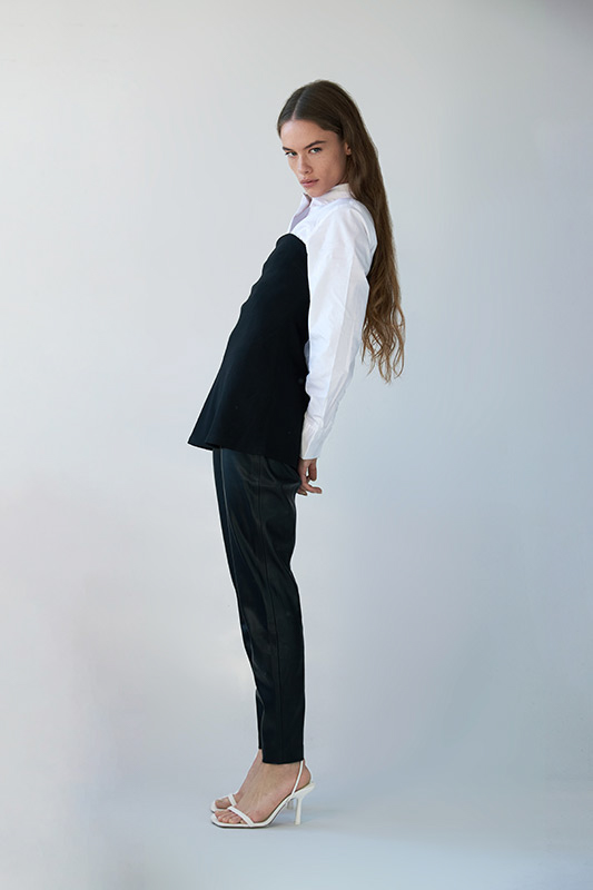 Modelo de perfil en estudio fotográfico en Madrid.