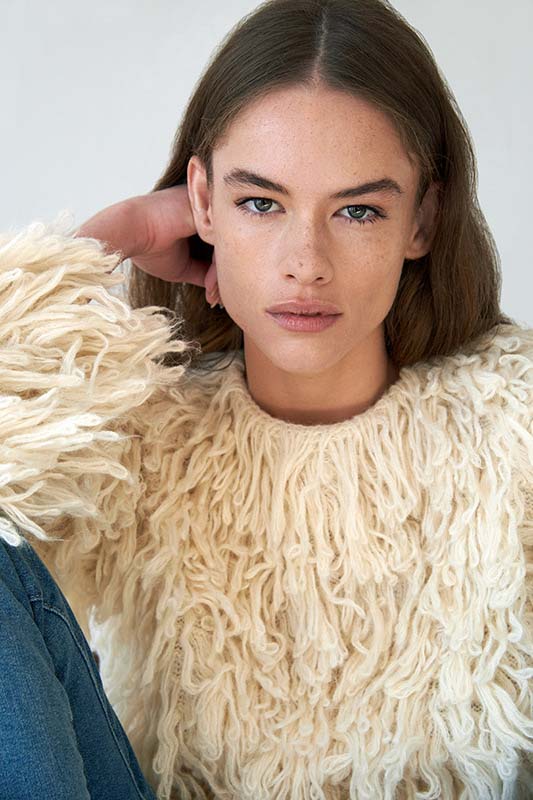 Primer plano de modelo con jersey de lana en estudio fotográfico en Madrid.