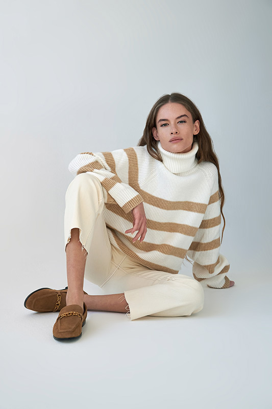 Modelo sentada en estudio fotográfico en Madrid para sesión de book.