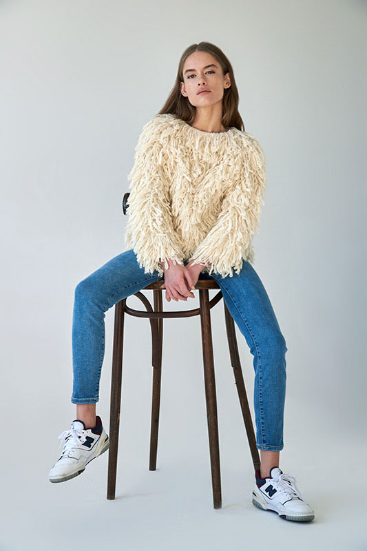 Modelo sentada en un taburete en estudio fotográfico en Madrid.