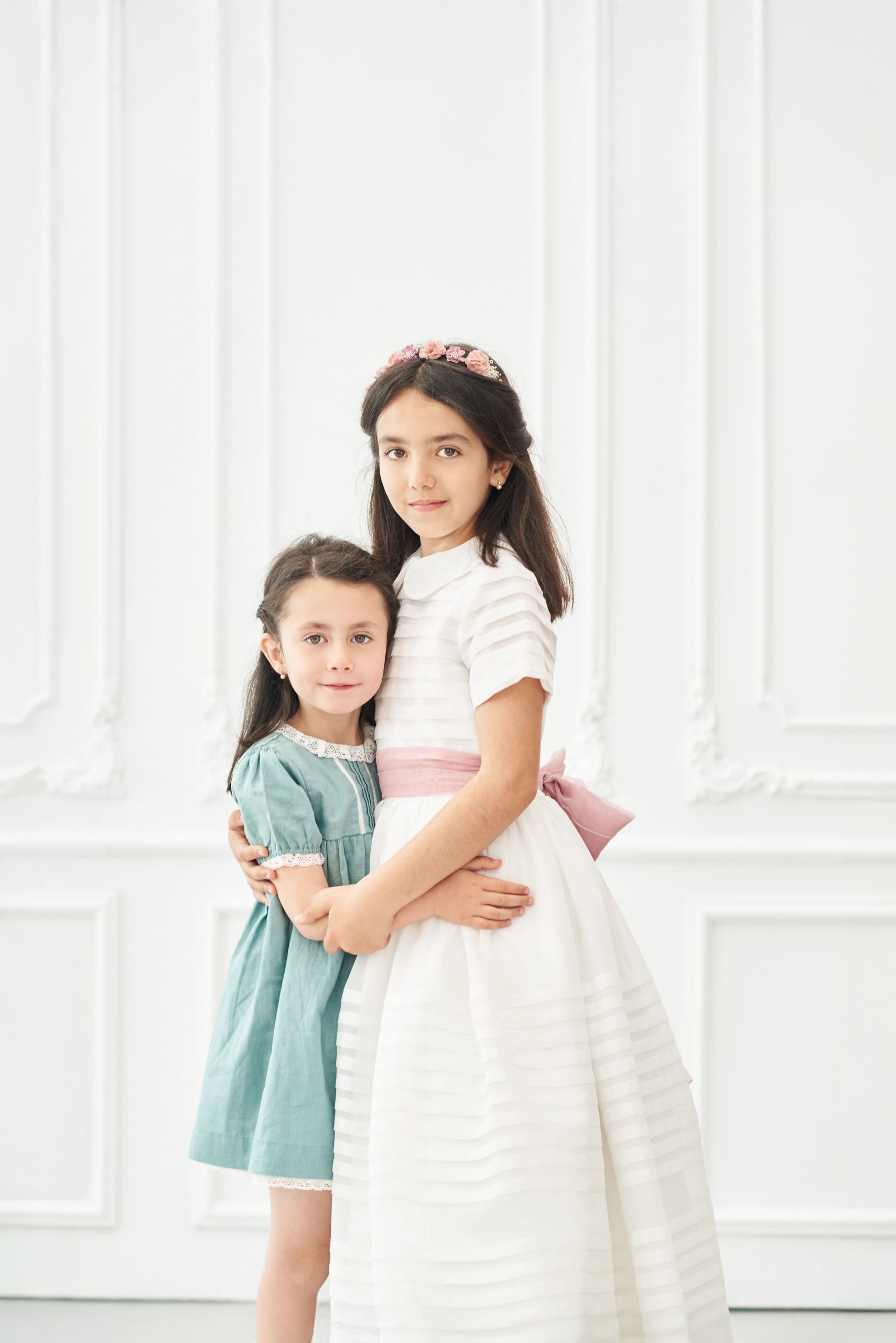 hermanas-fotos-primera-comunion-boadilla-del-monte Foto de comunión hermanas en estudio en Boadilla del Monte