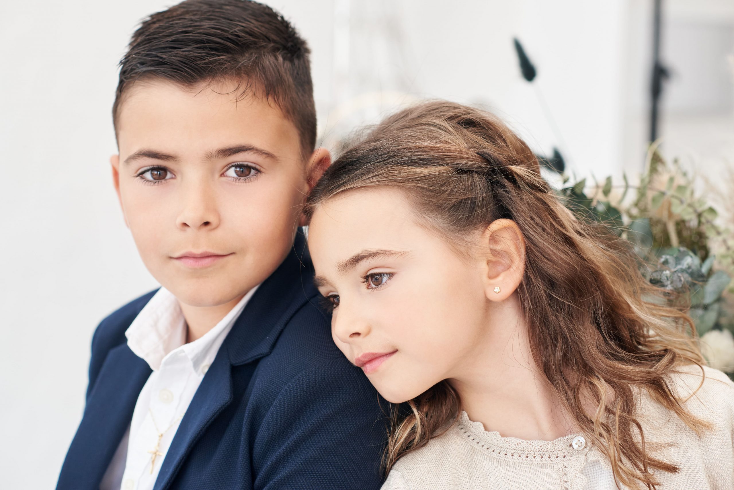 hermanos-fotos-comunion-boadilla-del-monte Foto de comunión hermanos en estudio en Boadilla del Monte