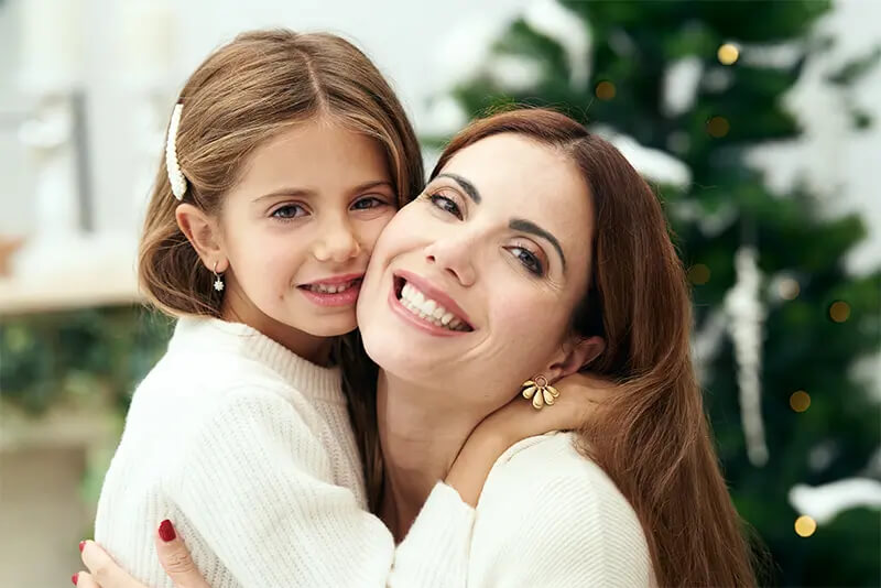 Madre hija abrazadas sesion fotos navidad estudio Fotos familiares navidad de estudio