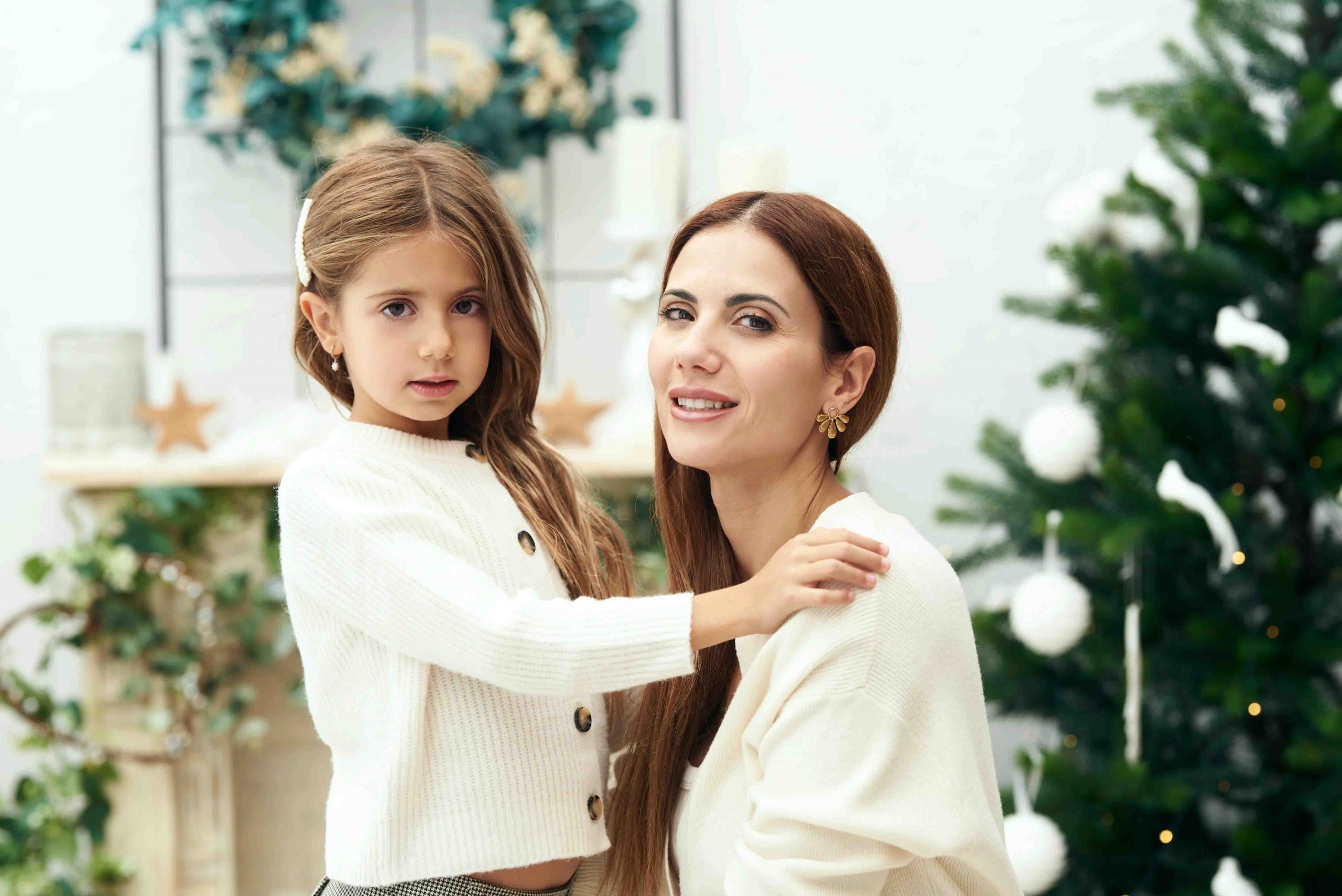 Madre hija posando sesion fotos navidad estudio Sesion fotos navidad