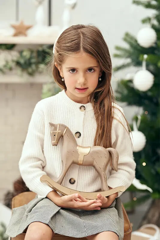 Niña con caballo de juguete sesion fotos navidad estudio Niña con caballo de juguete sesion fotos navidad estudio