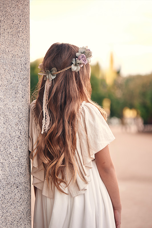 Niña sesión de fotos de comunión en Madrid de espaldas Sesion de fotos comunion Madrid