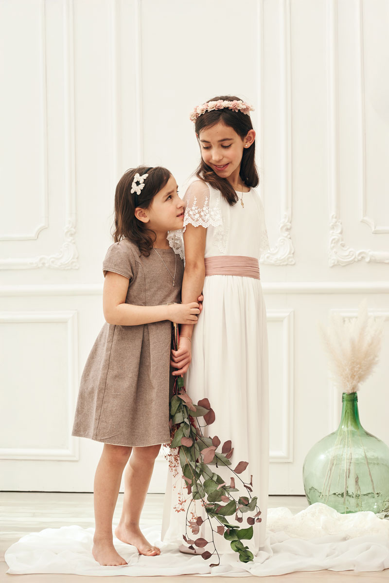 Niña fotos de comunión en estudio con hermana Fotos de comunion estudio hermanas