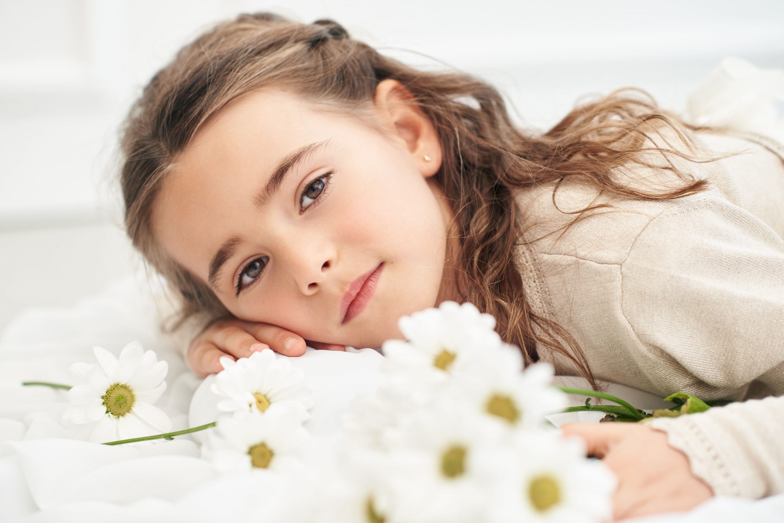 nina-fotos-comunion-madrid-estudio-margaritas Foto de comunión en estudio en Madrid