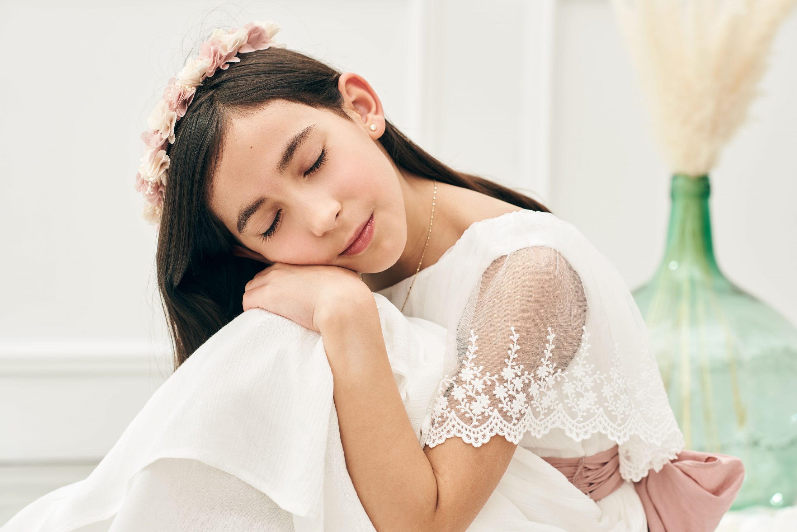 nina-fotos-comunion-madrid-estudio-posando Fotos de comunion en estudio