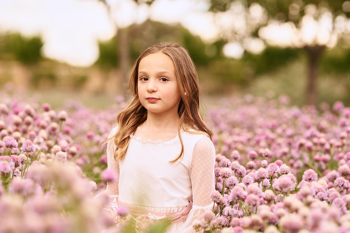 Niña sesión de fotos de comunión en Madrid floral Fotos comunion Madrid en exterior