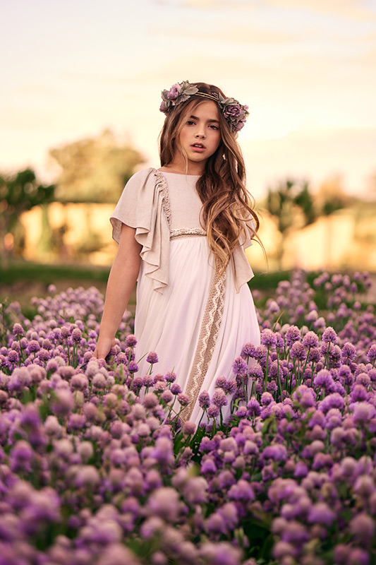 Niña sesión de fotos de comunión en Madrid flores Fotos comunion Madrid naturaleza