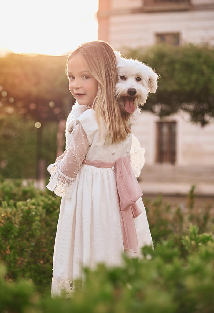 Niña sesión de fotos de comunión en Madrid mascota Fotos comunion en Madrid con mascota