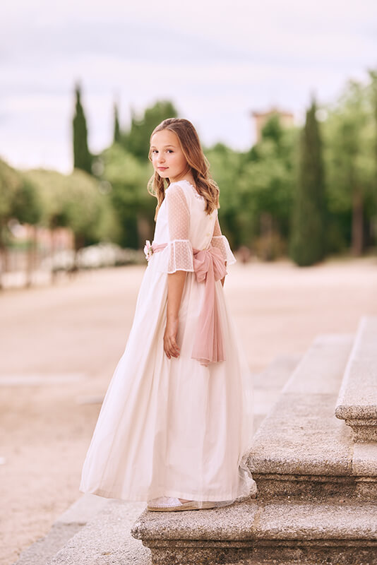 Niña sesión de fotos de comunión en Madrid en palacio Sesion de fotos comunion Madrid