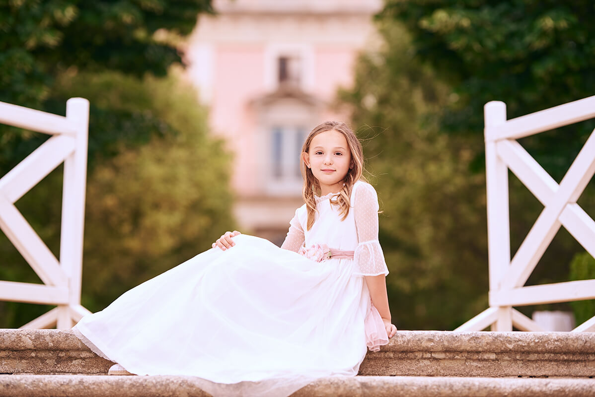 Niña sesión de fotos de comunión en Madrid posando Sesion de fotos comunion Madrid