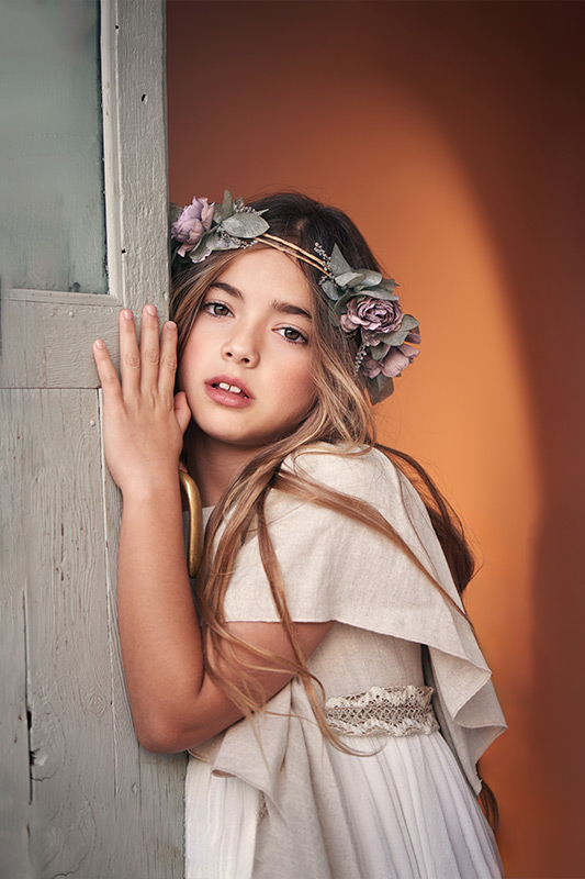 Niña sesión de fotos de comunión en Madrid puerta Reportaje fotos comunion Madrid