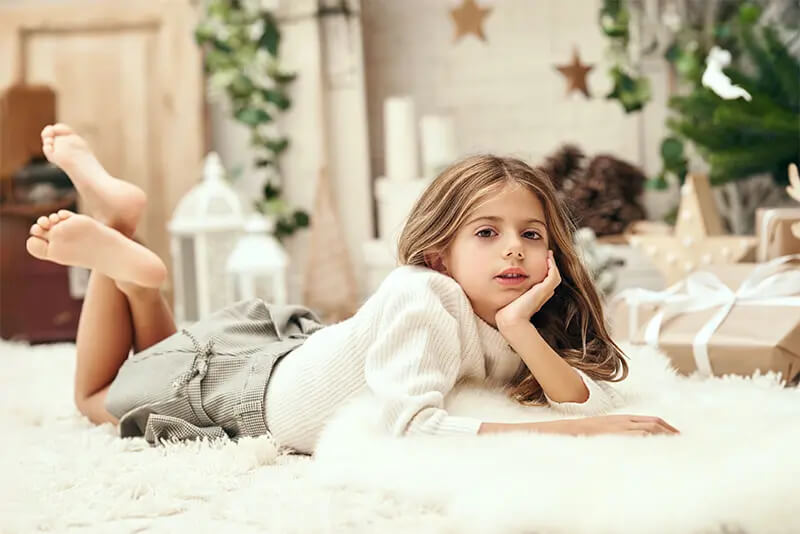 Niña posando sesion fotos navidad estudio Niña posando sesion fotos navidad estudio