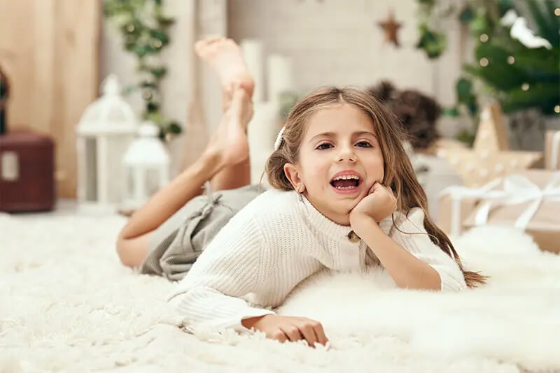 Niña sonriente sesion fotos navidad estudio Niña sonriente sesion fotos navidad estudio