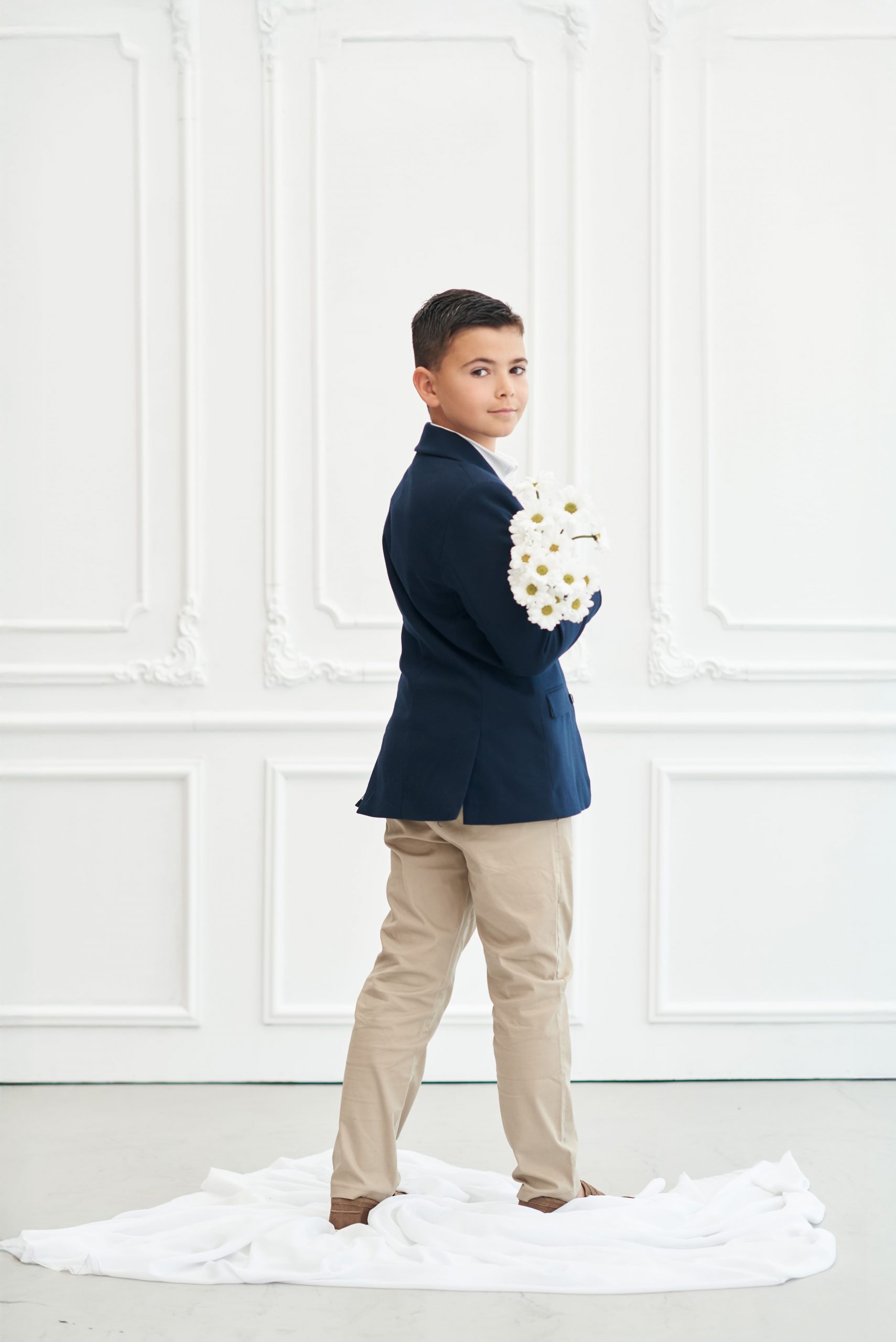 nino-fotos-comunion-madrid-estudio-margaritas Sesión de fotos de comunión en estudio en Boadilla del Monte