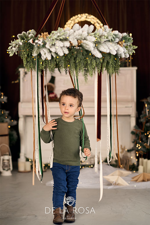 nino-pequeño-jugando-corona-navidad-sesion-fotos-navidad-estudio