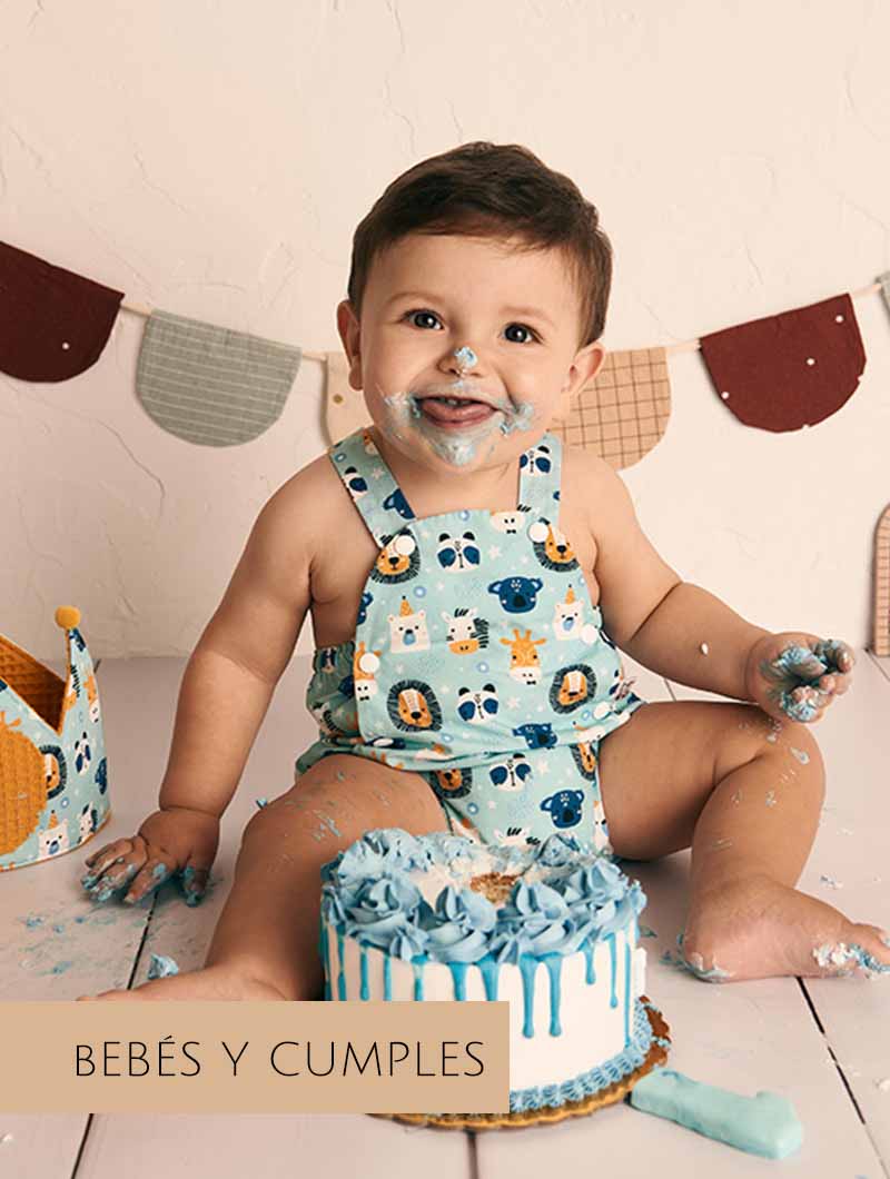 Sesión de fotos en Madrid de bebé sonriendo en silla con decoración infantil.