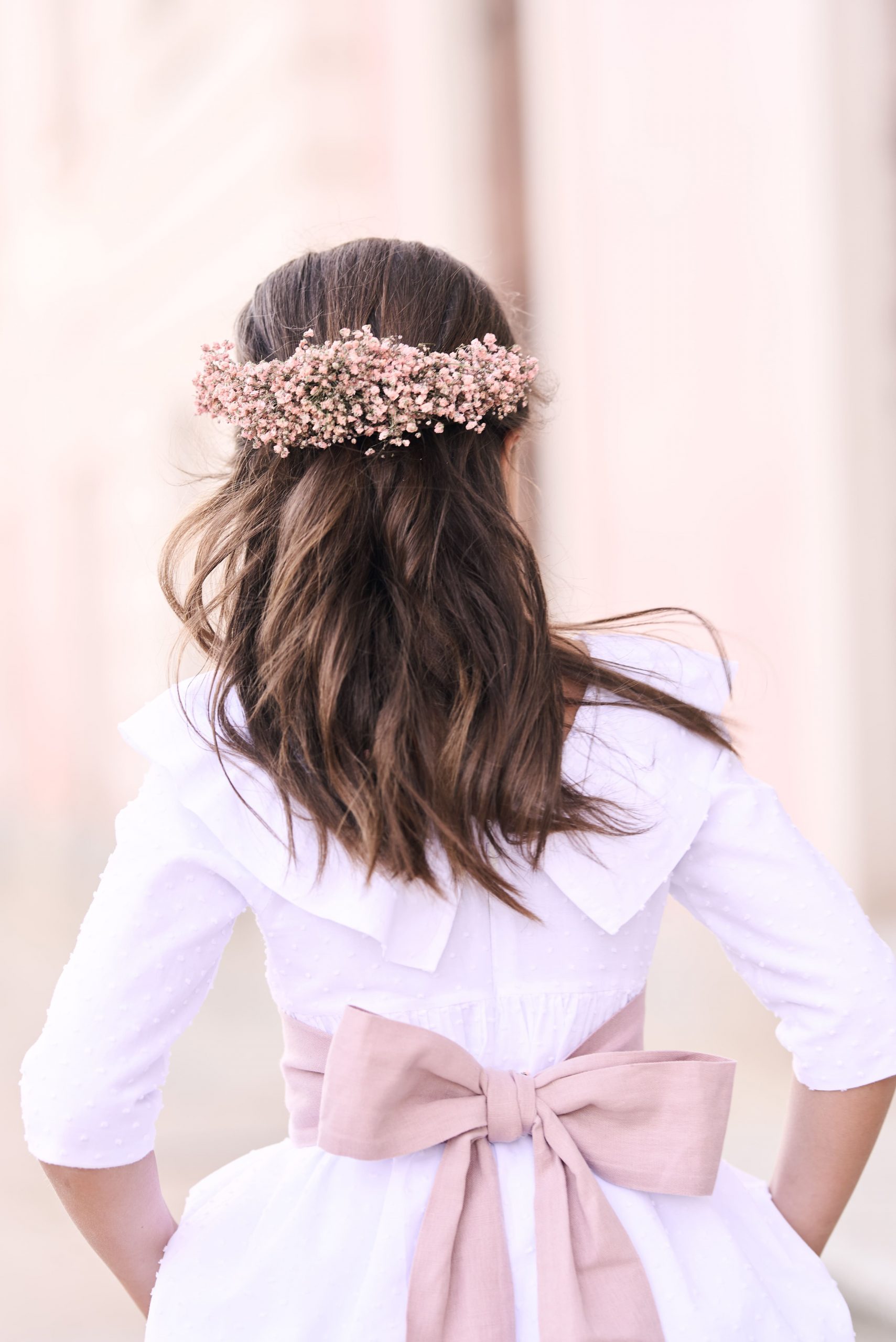 sesion-fotos-comunion-madrid-nina-exterior-peinado Sesión de fotos de comunión en exterior en Madrid