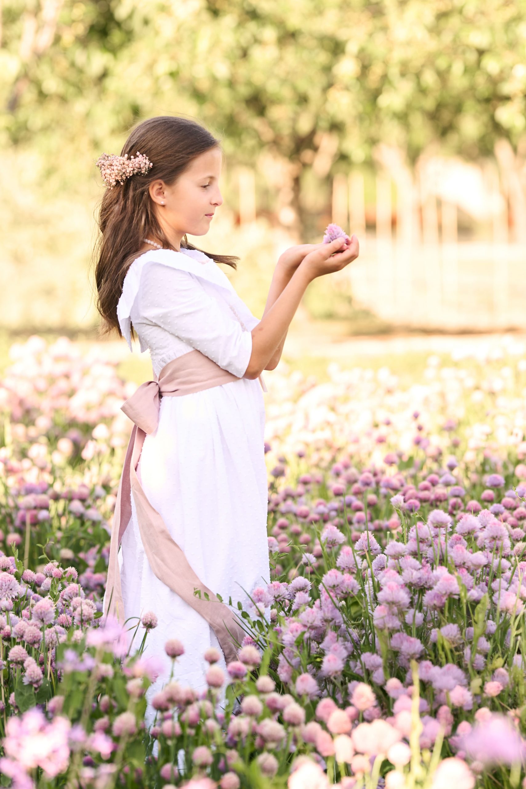 sesion-fotos-comunion-madrid-nina-flores Sesión de fotos de comunión en exterior en Boadilla del Monte