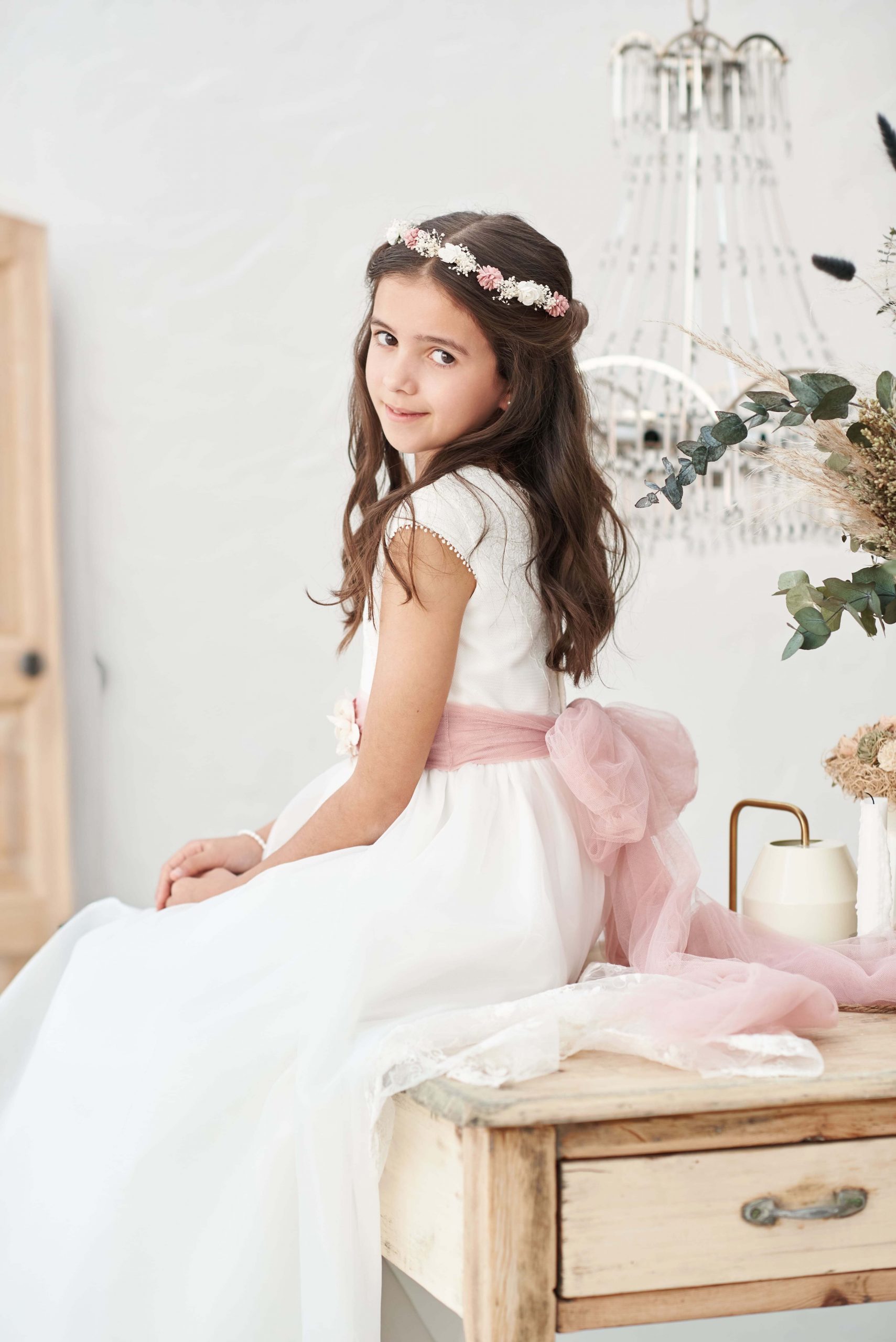 sesion-fotos-comunion-nina-mesa-madrid Niña fotos de comunión en estudio en Madrid