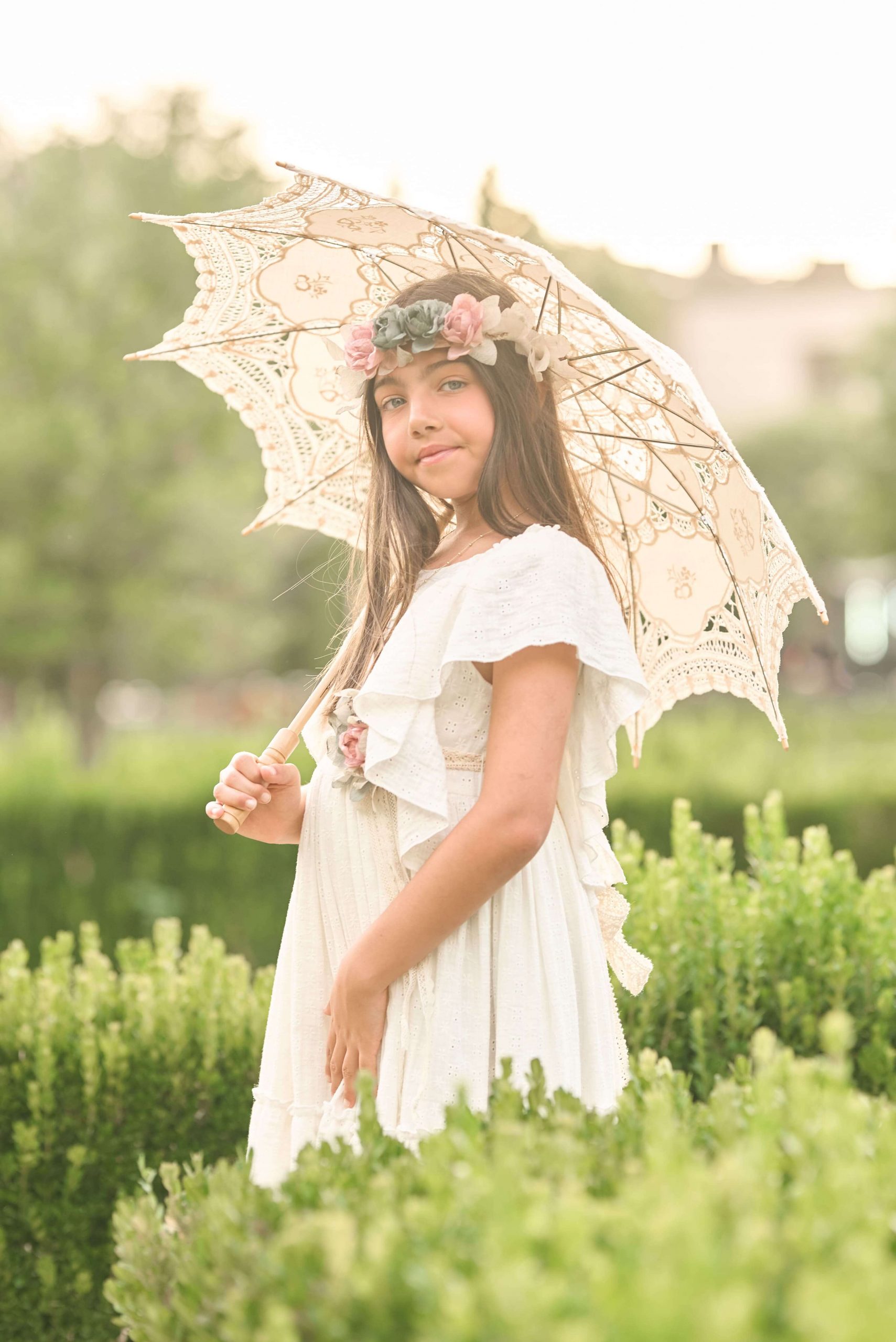 sesion-fotos-comunion-nina-sombrilla-madrid Niña fotos de comunión en exterior en Madrid