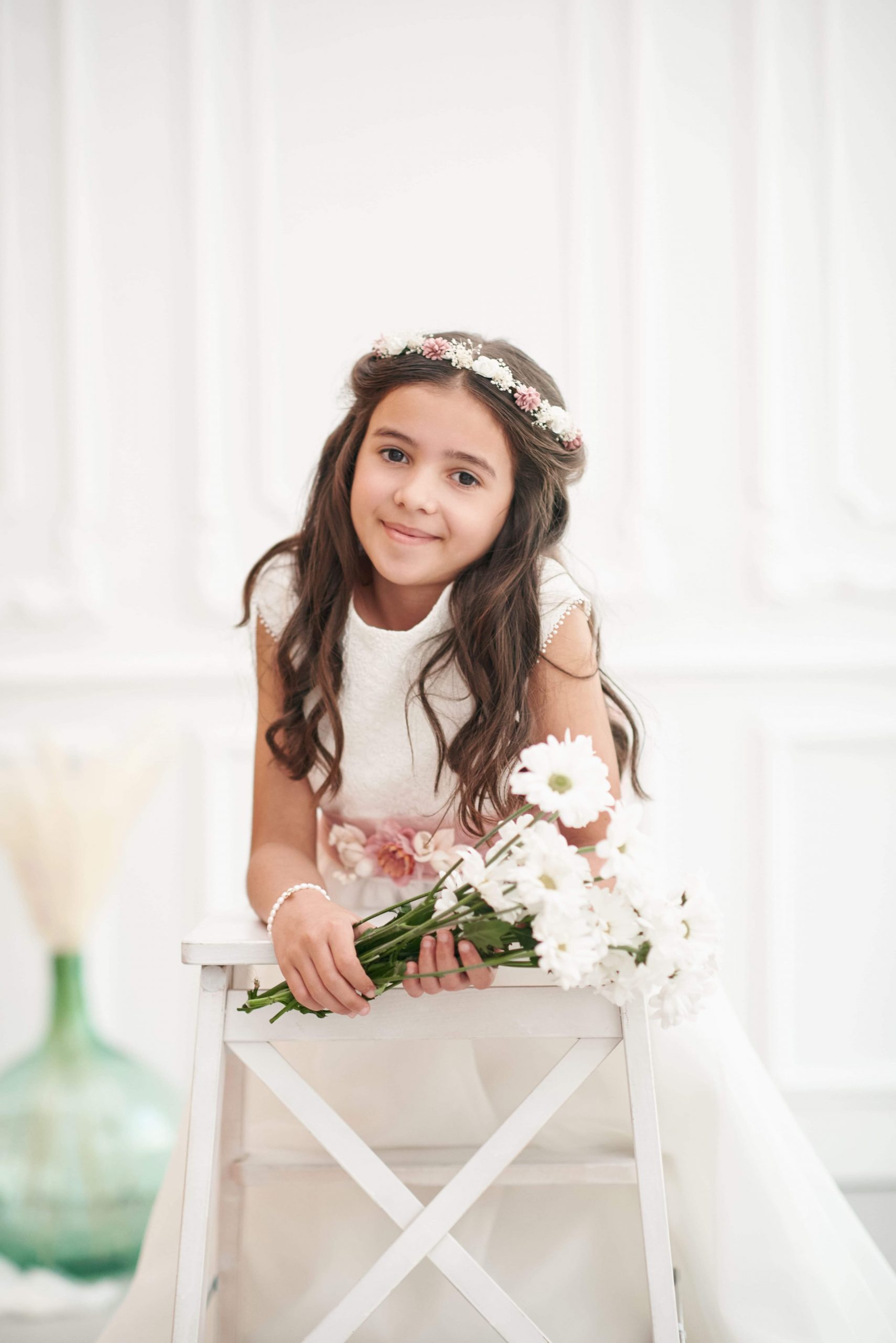 sesion-fotos-comunion-nina-taburete-madrid Niña fotos de comunión en estudio con flores
