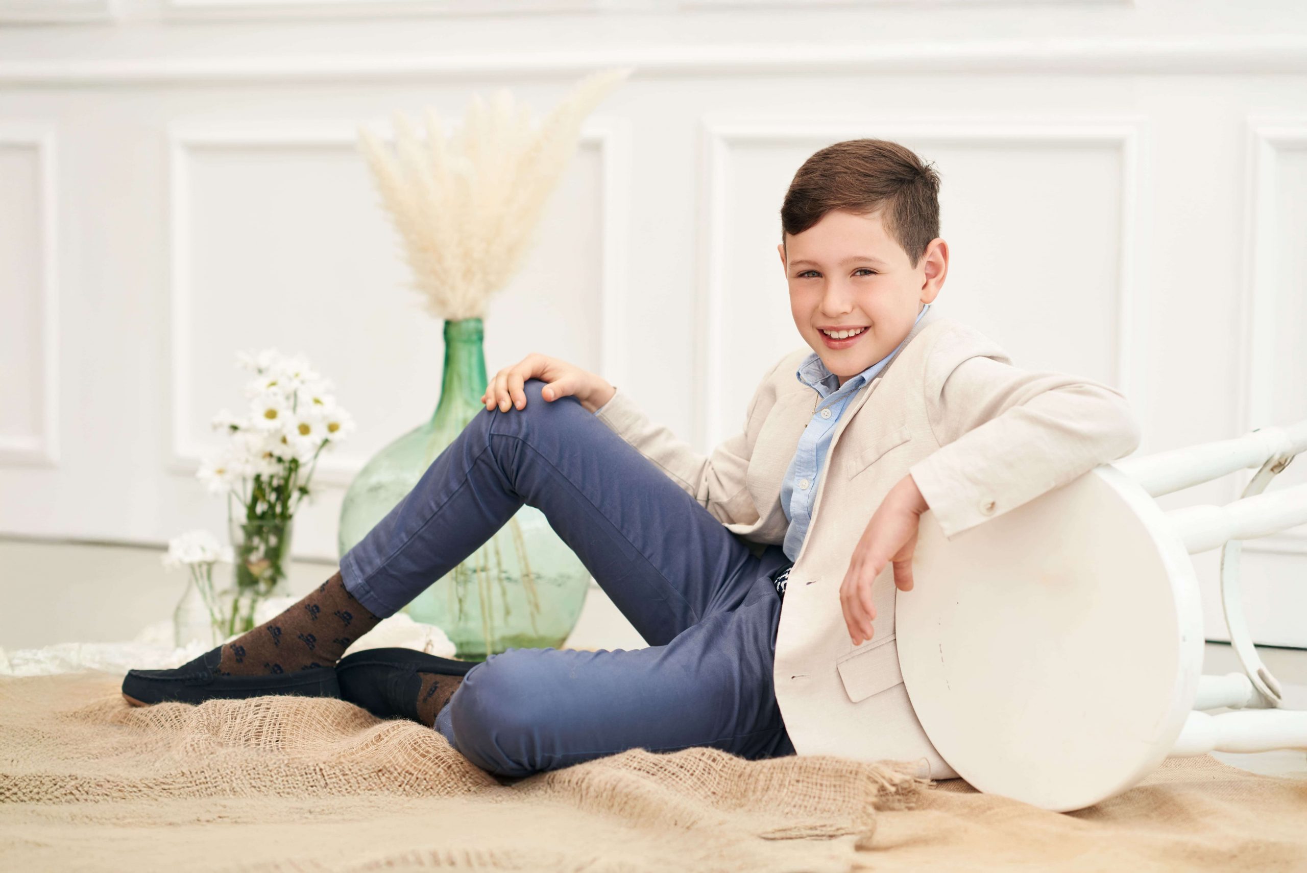 sesion-fotos-comunion-nino-estudio-madrid Niño fotos de comunión en estudio sentado