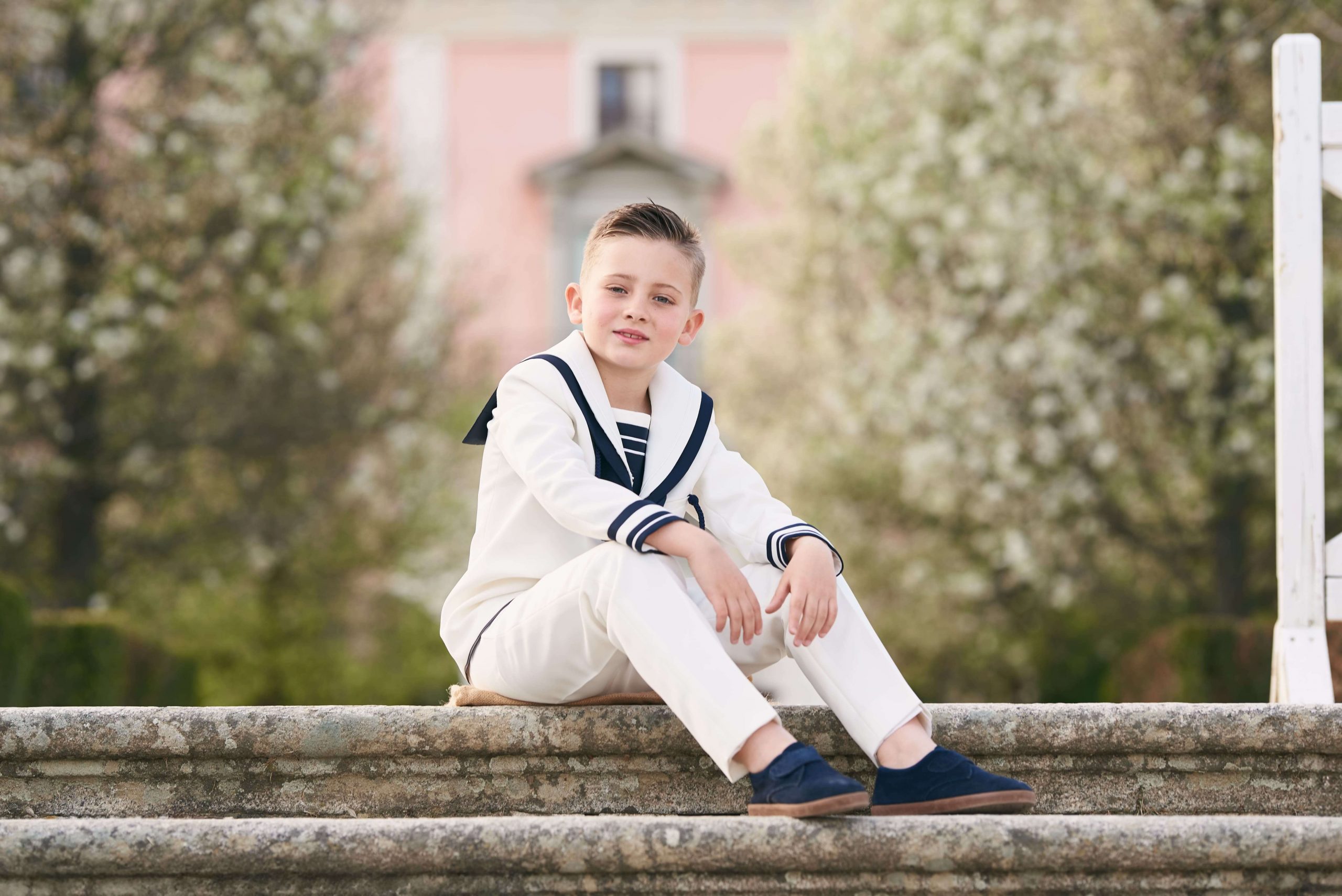 sesion-fotos-comunion-nino-exterior-sentado-madrid Niño fotos de comunión en exterior Madrid