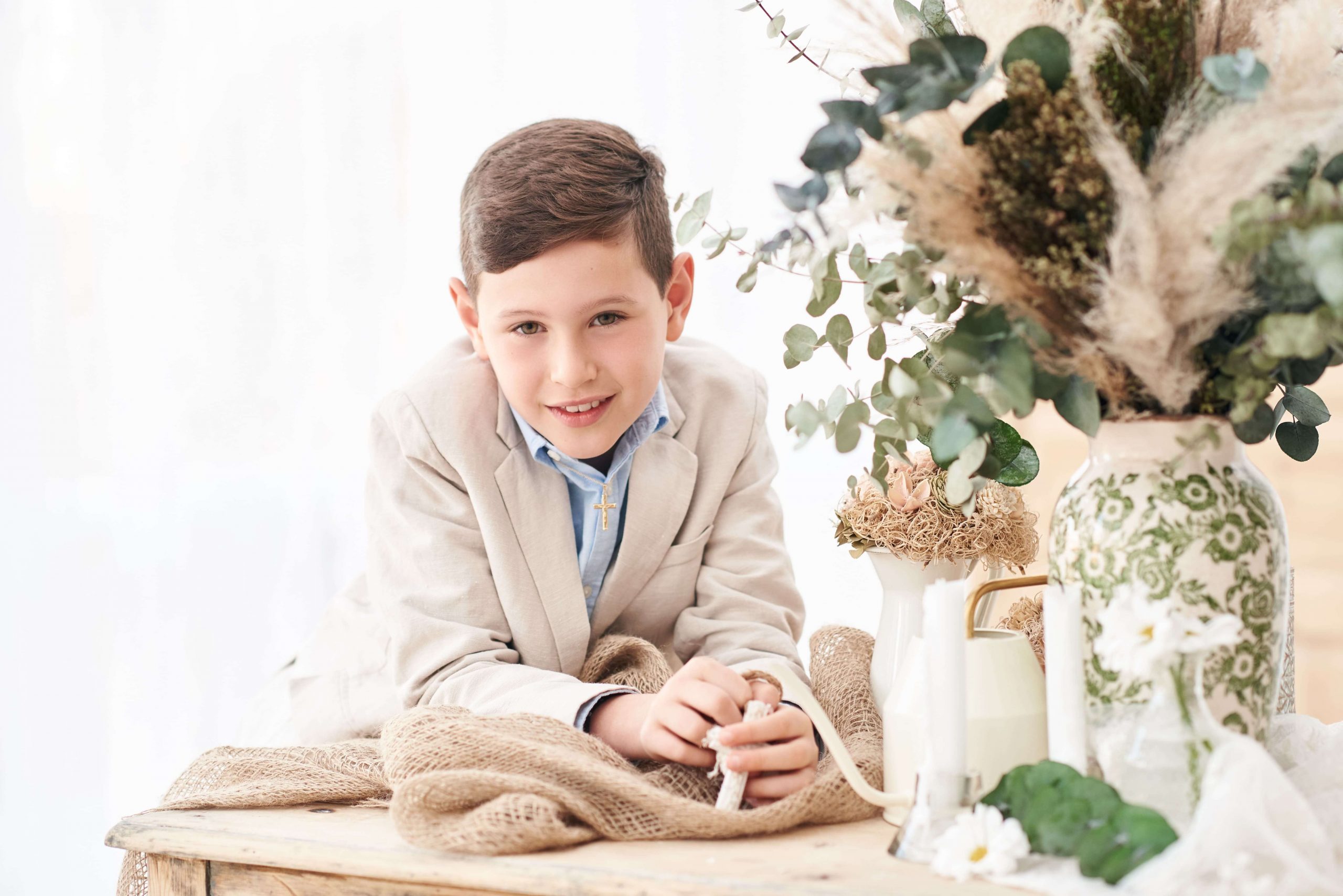sesion-fotos-comunion-nino-jarron-madrid Niño fotos de comunión en estudio con jarrones de flores