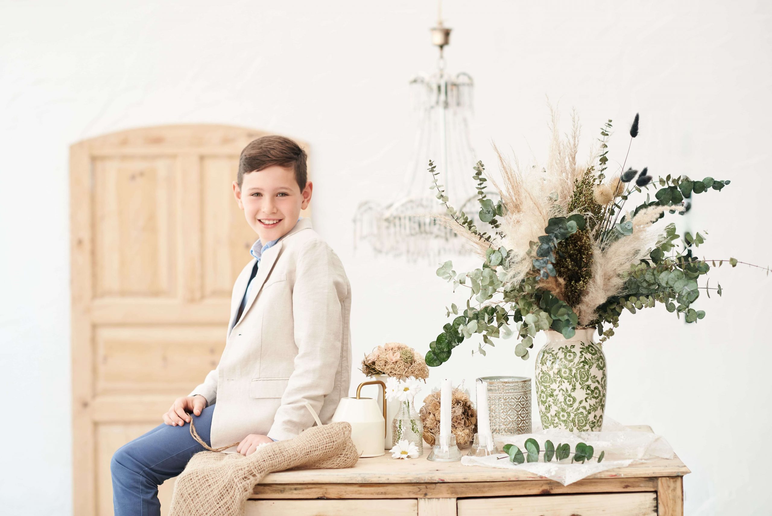 sesion-fotos-comunion-nino-mesa-madrid Niño fotos de comunión en estudio sentado sobre mesa