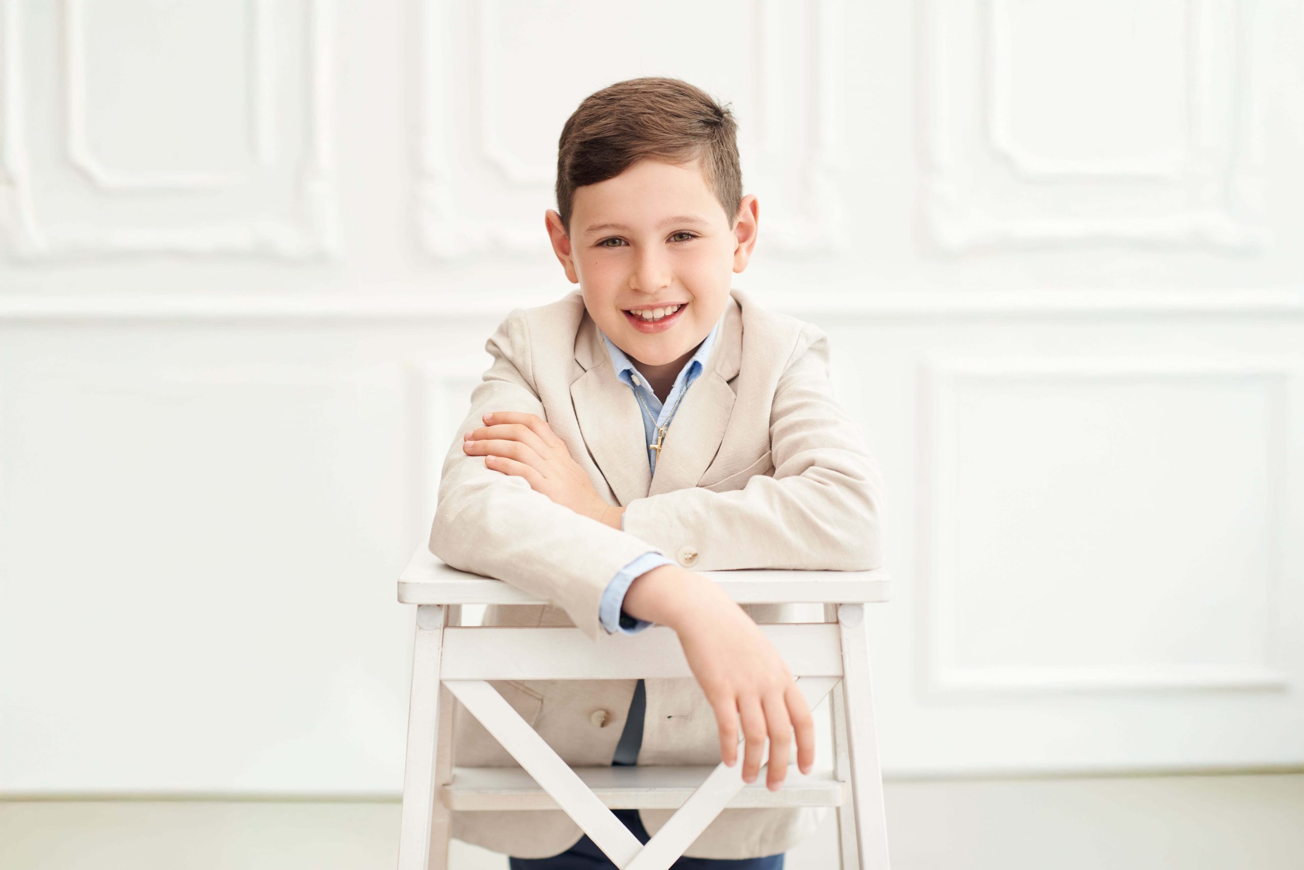 sesion-fotos-comunion-nino-taburete-madrid Niño fotos de comunión en estudio apoyado en un taburete
