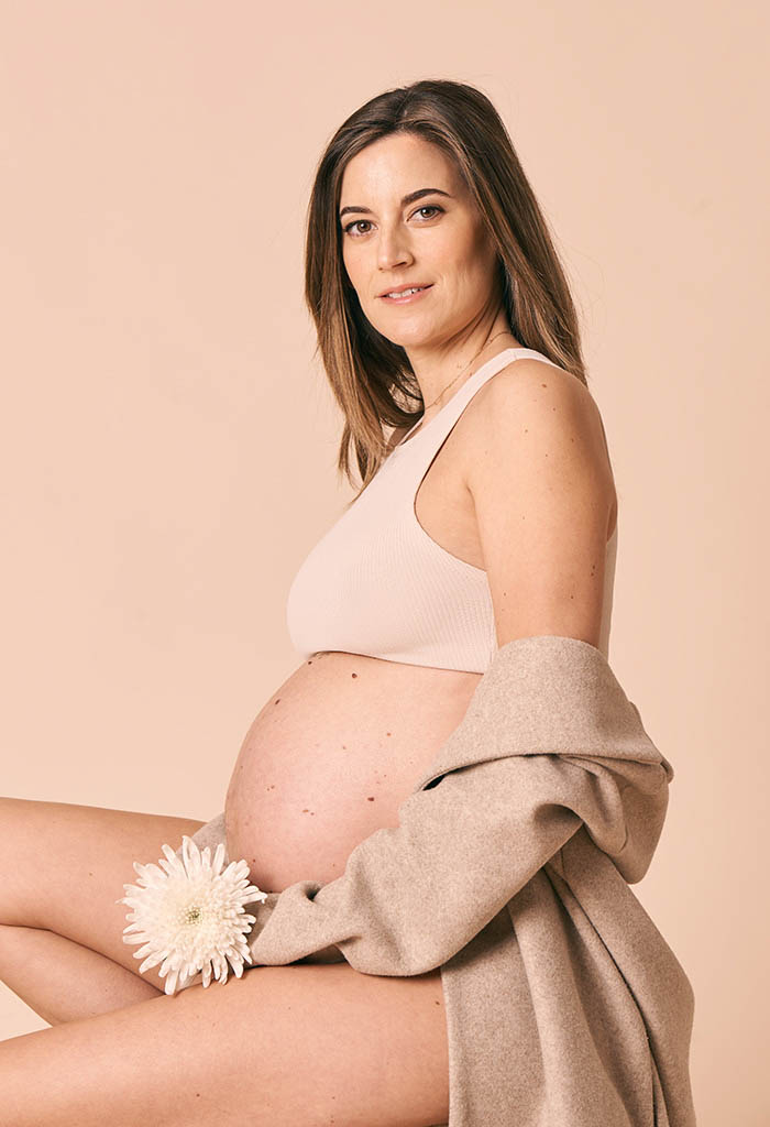 Sesión de fotos de embarazo estilo clásico en Madrid Mujer embarazada con estilo clásico posando para una sesión de fotos en Madrid.