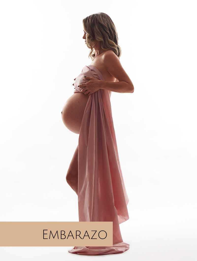 Sesión de fotos de embarazo en Madrid con una mujer embarazada vestida de largo.