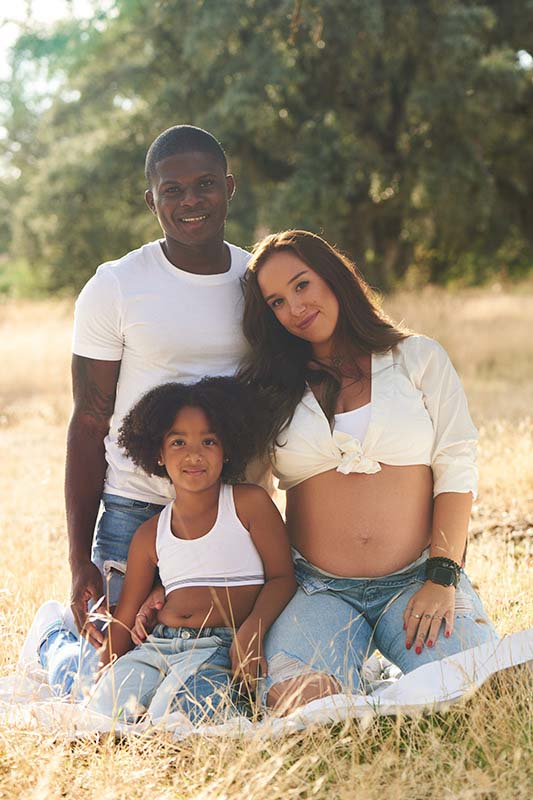 Sesión de fotos de familia en el campo en Madrid Pareja con sus hijos posando en un entorno natural en Madrid.
