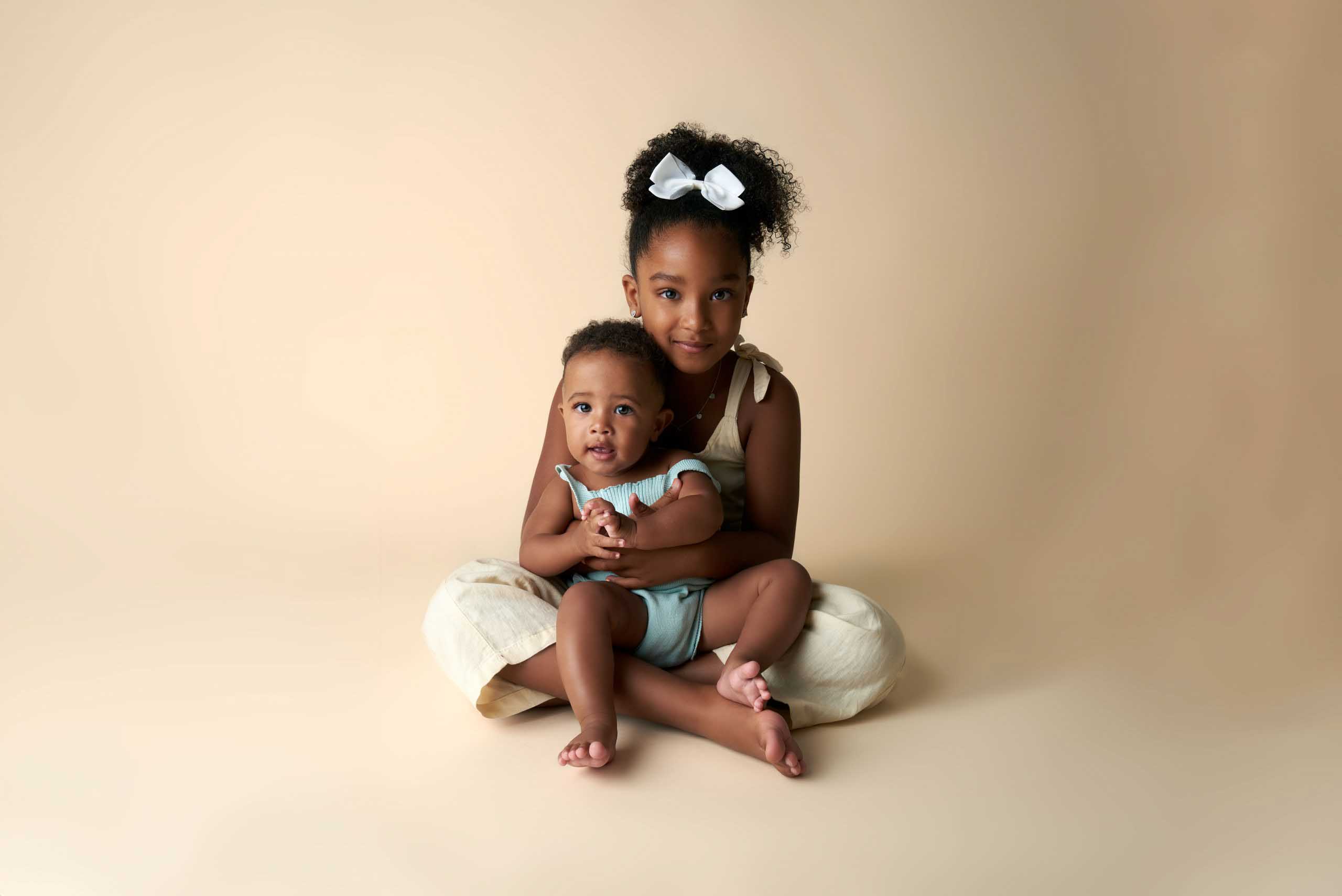 Sesión de fotos de hermanos en Madrid Dos niños posando juntos en una sesión de fotos familiar en Madrid.