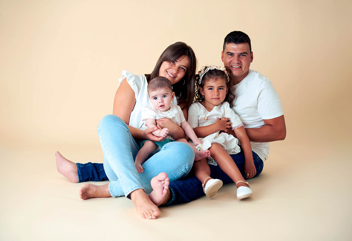 Sesión de fotos familiar en estudio en Madrid Familia con dos niños en un estudio fotográfico en Madrid.
