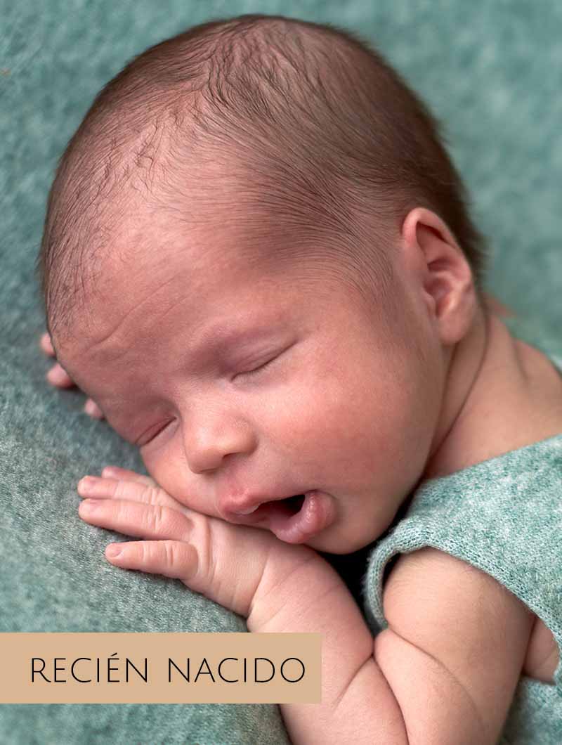 Sesión de fotos de recién nacido dormido en estudio en Madrid.